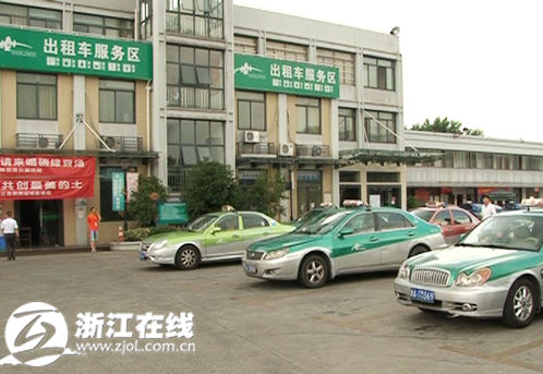 "方便"这事可不大方便 的哥大热天不敢喝水就怕上厕所